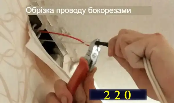 Обрізання старого проводу та скручування бокорезами під час протягування нового кабелю