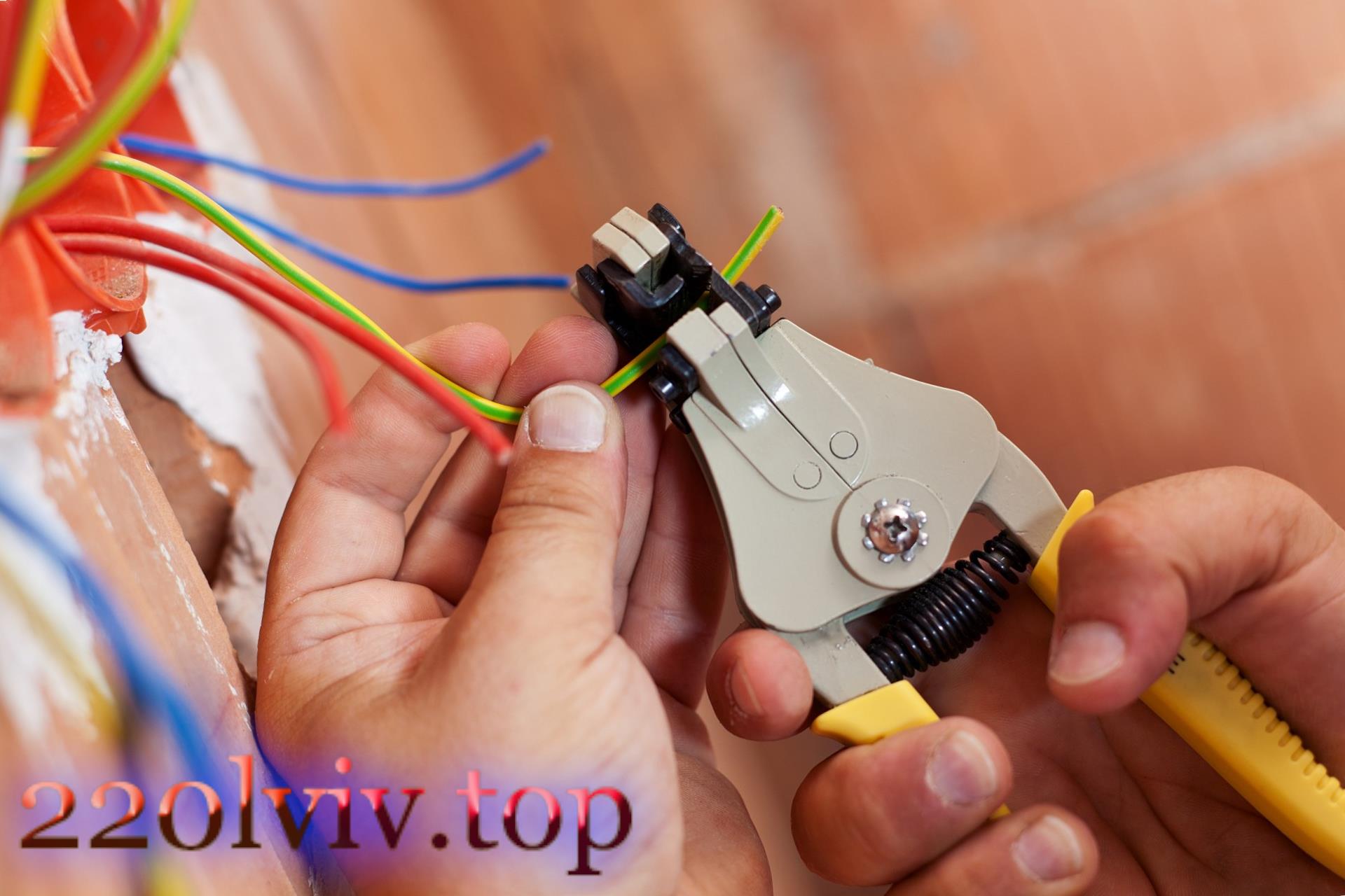 Прихована і зовнішня ретро проводка в дерев'яному будинку