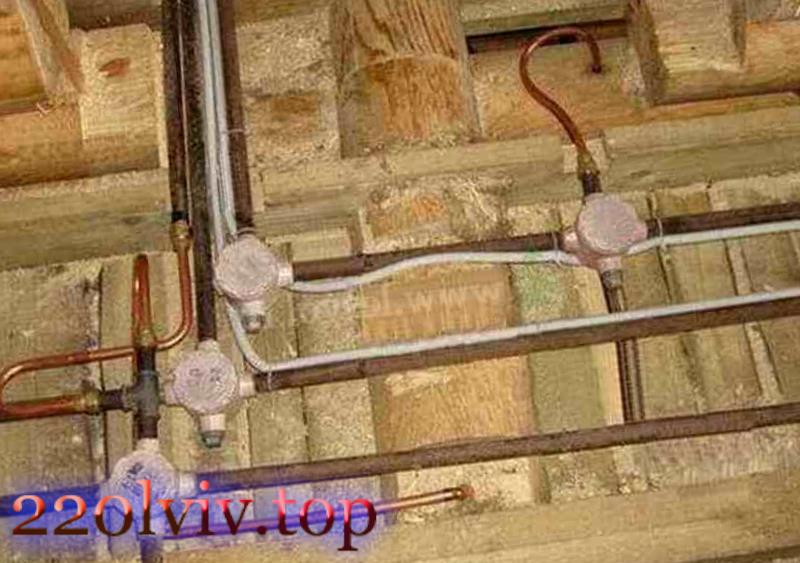 Що впливає на розцінки при проведенні електромонтажу в дерев'яному будинку?