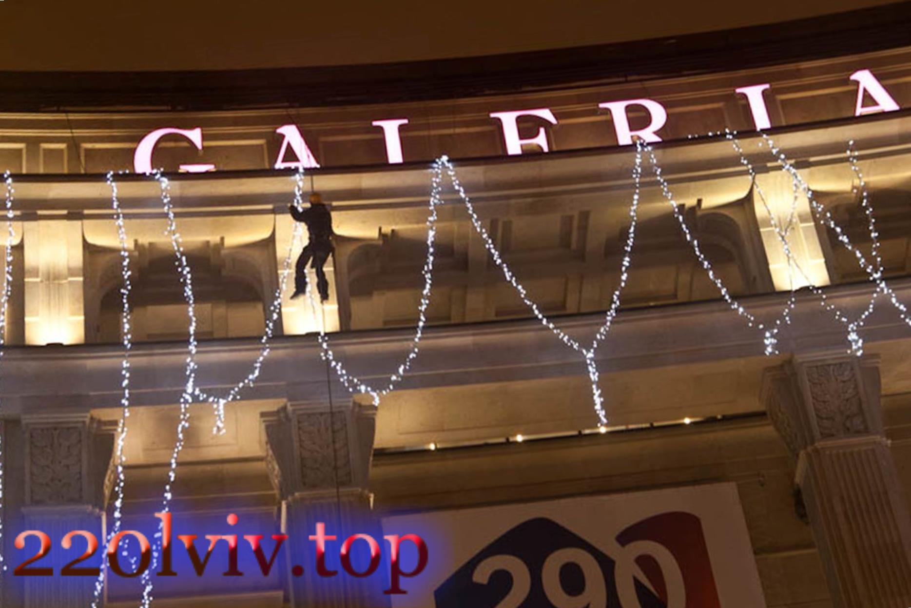 Прикраса фасадів будинків гірляндами