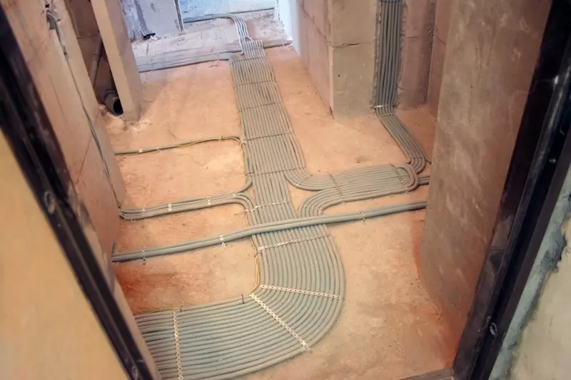 Монтаж електропроводки у стяжці підлоги