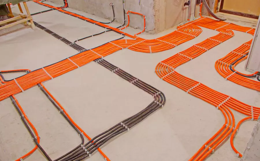 Монтаж електропроводки у стяжці підлоги
