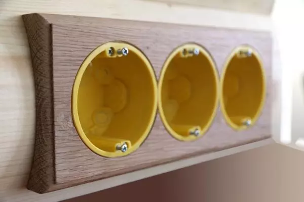 Особливості монтажу розеток у дерев'яному будинку