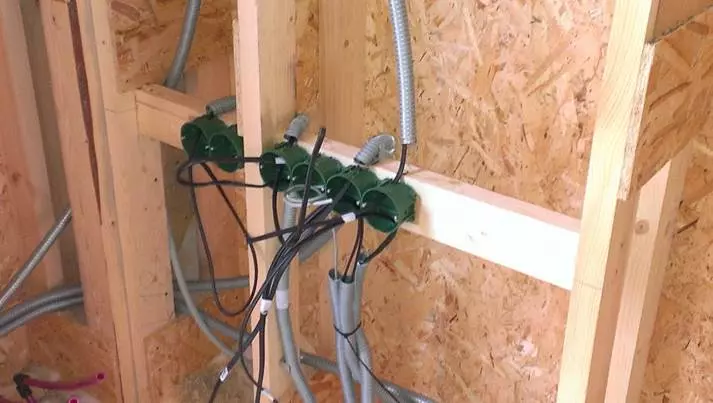 Особливості монтажу розеток у дерев'яному будинку